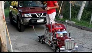 Leksaksbil som bärgar en riktig bil