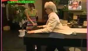 Japansk magiker går genom ett bord (!!)