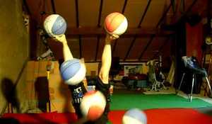 Att jonglera med 5 basketbollar samtidigt